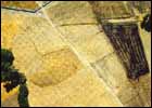 Le monticule Topakmezar H&ouml;y&uuml;k, datant de l'Age de Bronze, au village de &THORN;ahmuratl&yacute;, vu du ballon &agrave; h&eacute;lium en 1993.